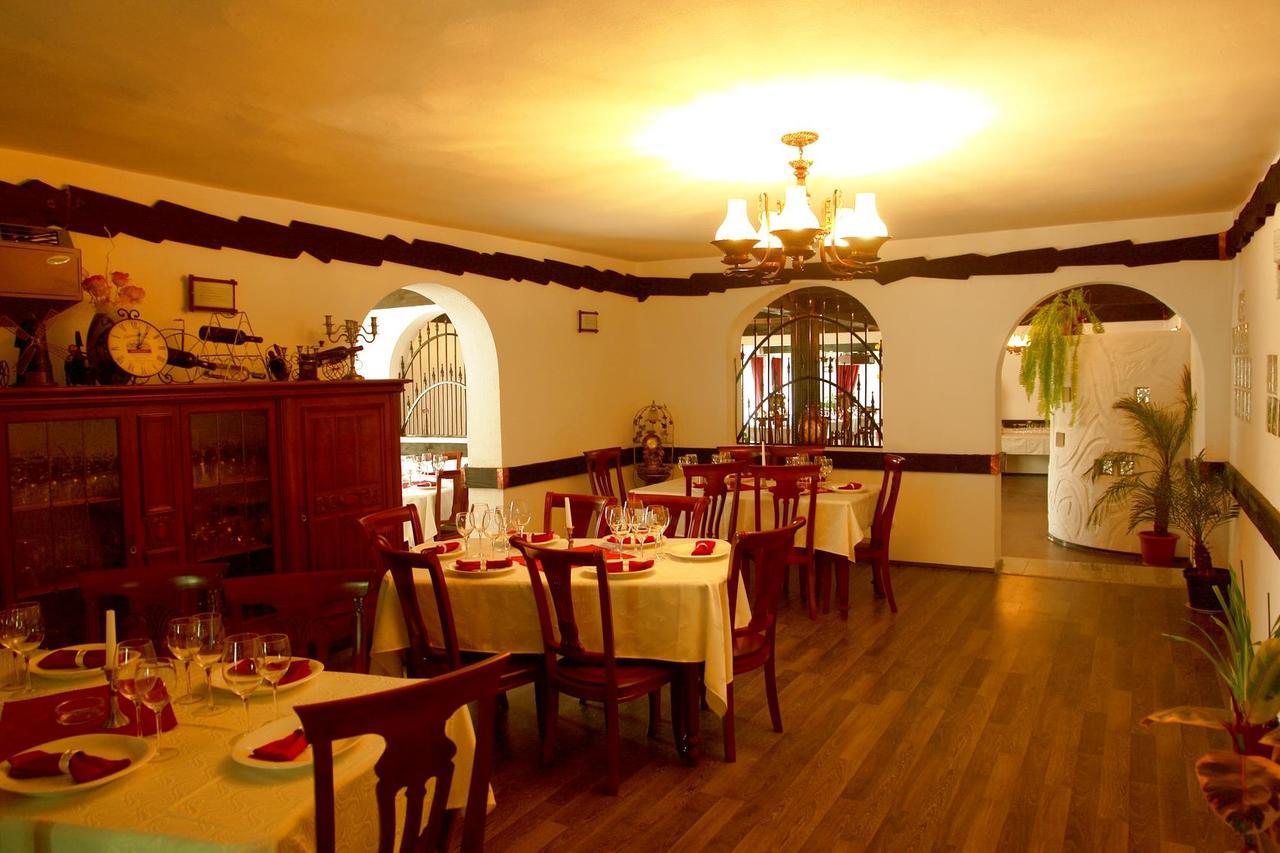 Casa Octavian Hotel Sucevita Ngoại thất bức ảnh