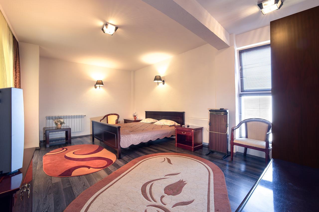 Casa Octavian Hotel Sucevita Ngoại thất bức ảnh